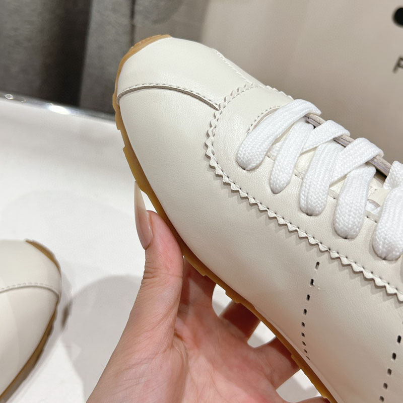 Forrest Gump inspirált női edzőcipő fűzős, nubuk bőr felsőrész, kerek orr, gumírozott talp, természetes bőr belső talp