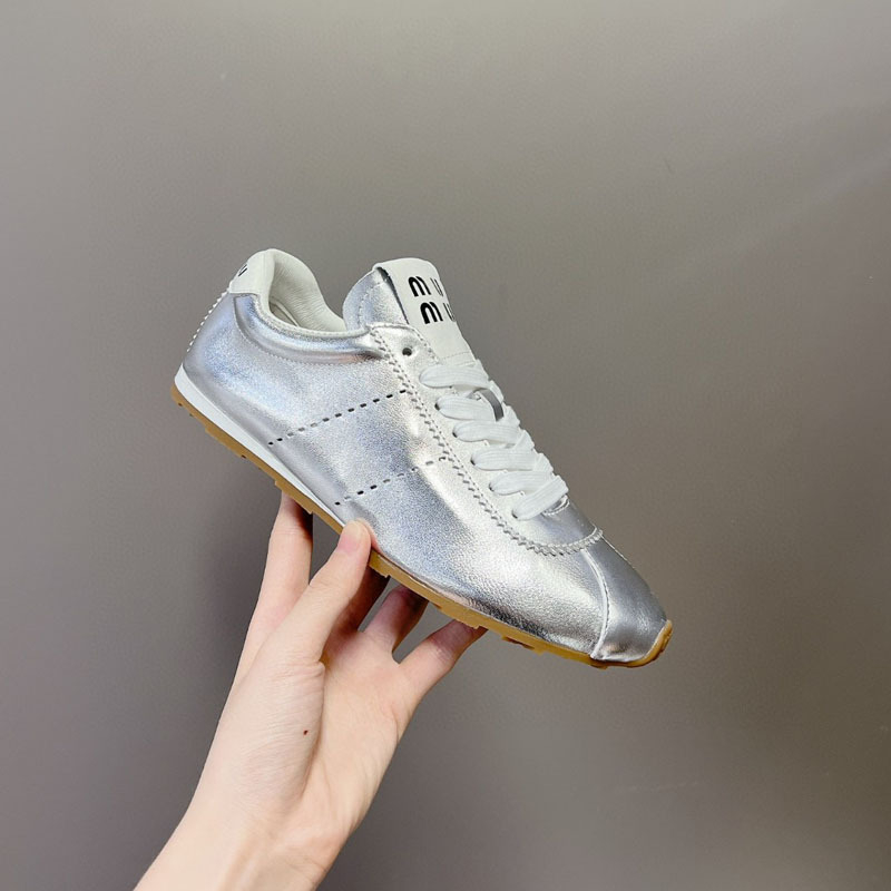 Forrest Gump inspirált női edzőcipő fűzős, nubuk bőr felsőrész, kerek orr, gumírozott talp, természetes bőr belső talp