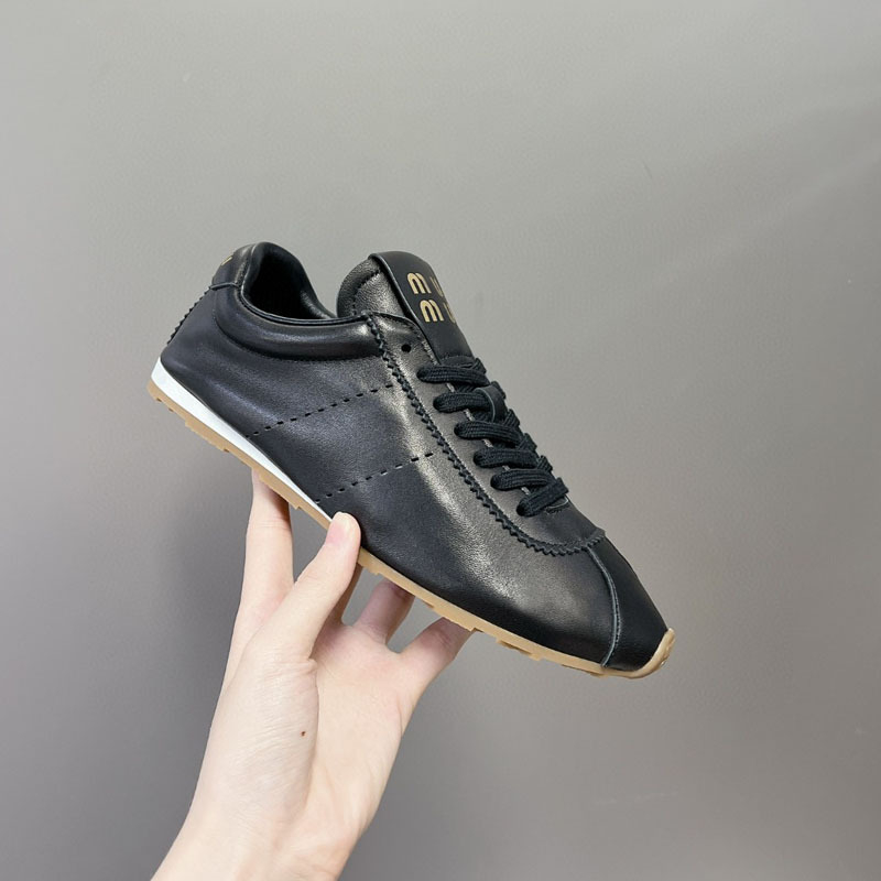 Forrest Gump inspirált női edzőcipő fűzős, nubuk bőr felsőrész, kerek orr, gumírozott talp, természetes bőr belső talp