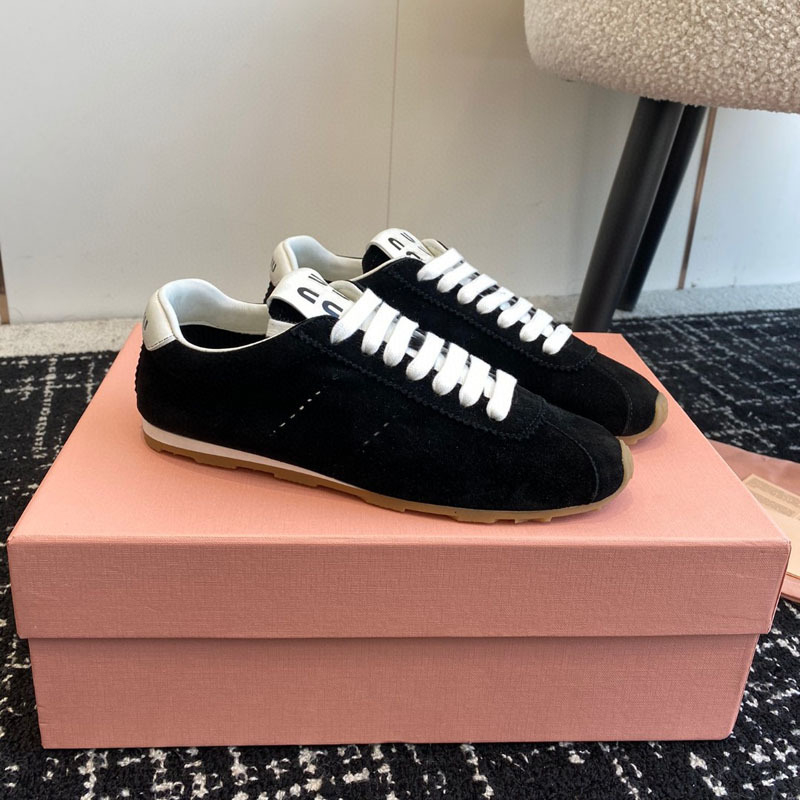 Forrest Gump inspirált női edzőcipő fűzős, nubuk bőr felsőrész, kerek orr, gumírozott talp, természetes bőr belső talp