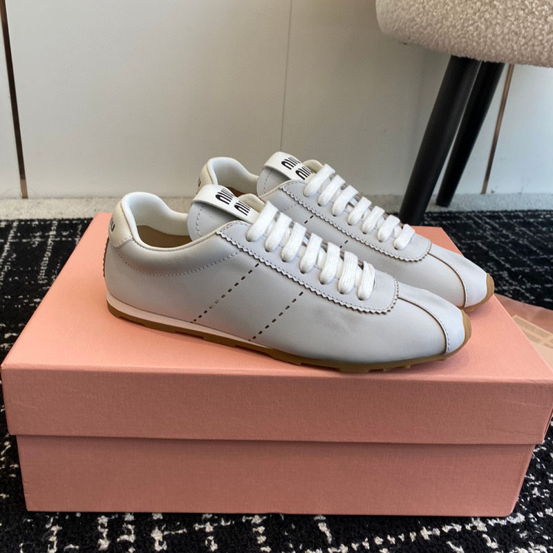 Forrest Gump inspirált női edzőcipő fűzős, nubuk bőr felsőrész, kerek orr, gumírozott talp, természetes bőr belső talp