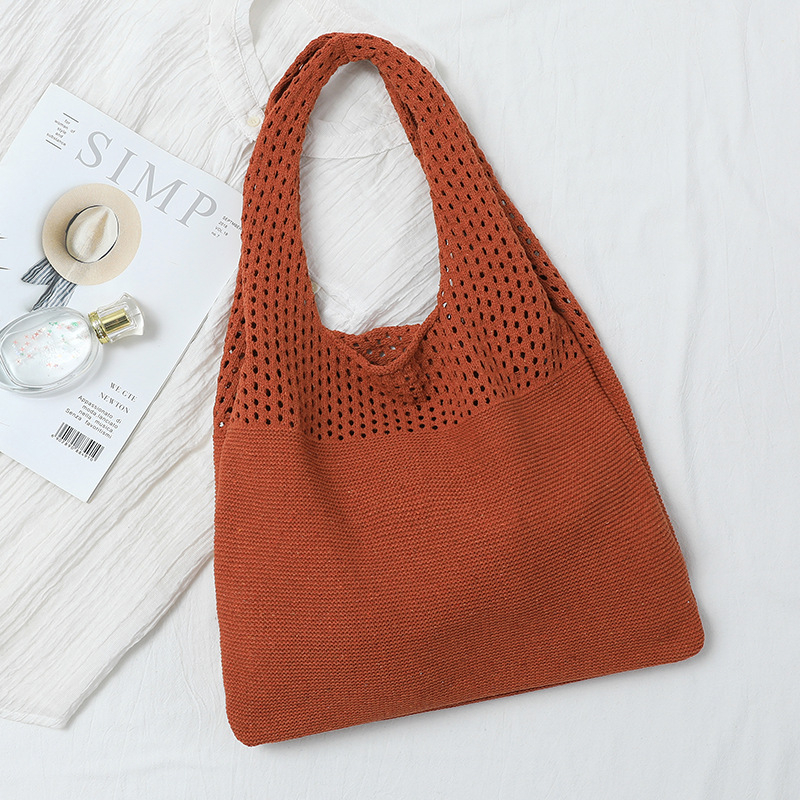 Kötött üreges mintázatú táska, ovális forma, nyitott tetejű, dupla vállpánt, gyapjúfonalból készült