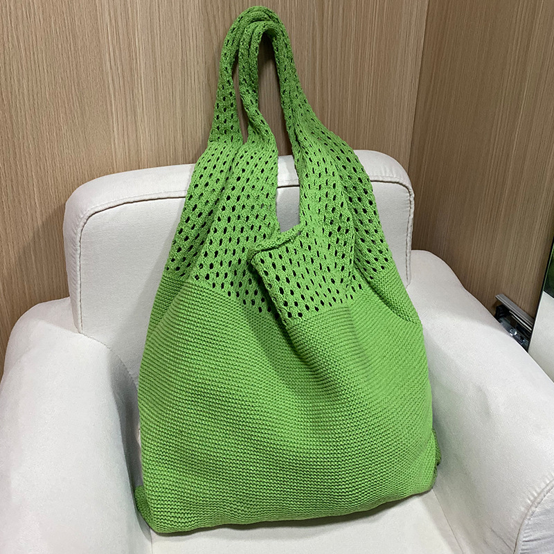 Kötött üreges mintázatú táska, ovális forma, nyitott tetejű, dupla vállpánt, gyapjúfonalból készült