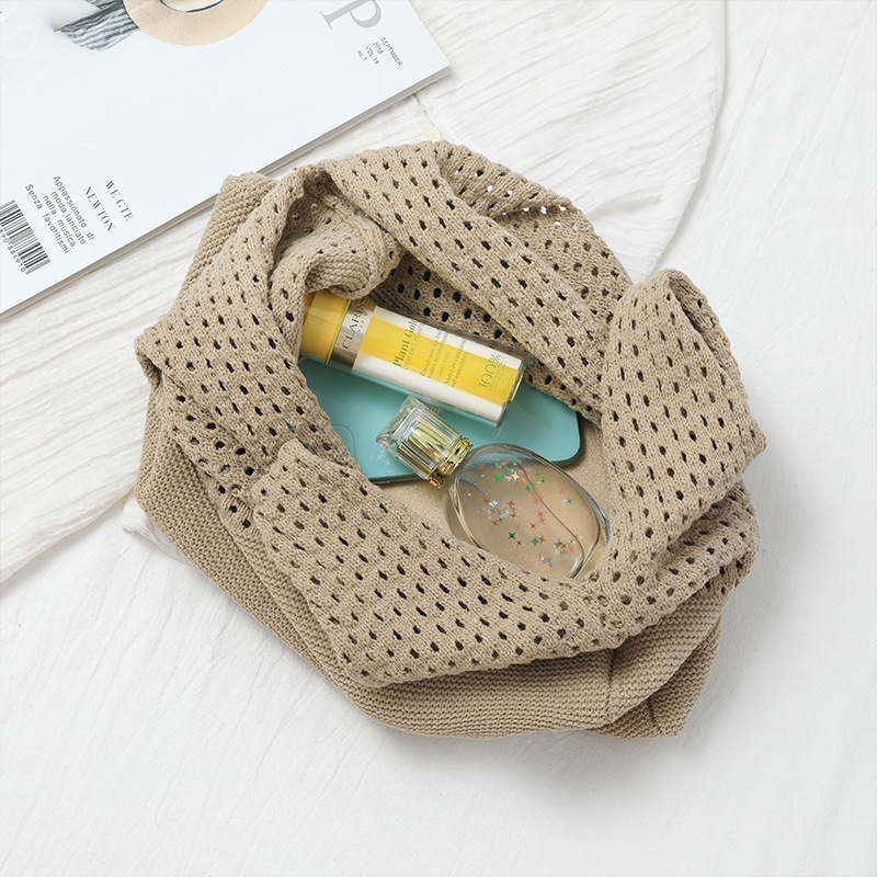 Kötött üreges mintázatú táska, ovális forma, nyitott tetejű, dupla vállpánt, gyapjúfonalból készült