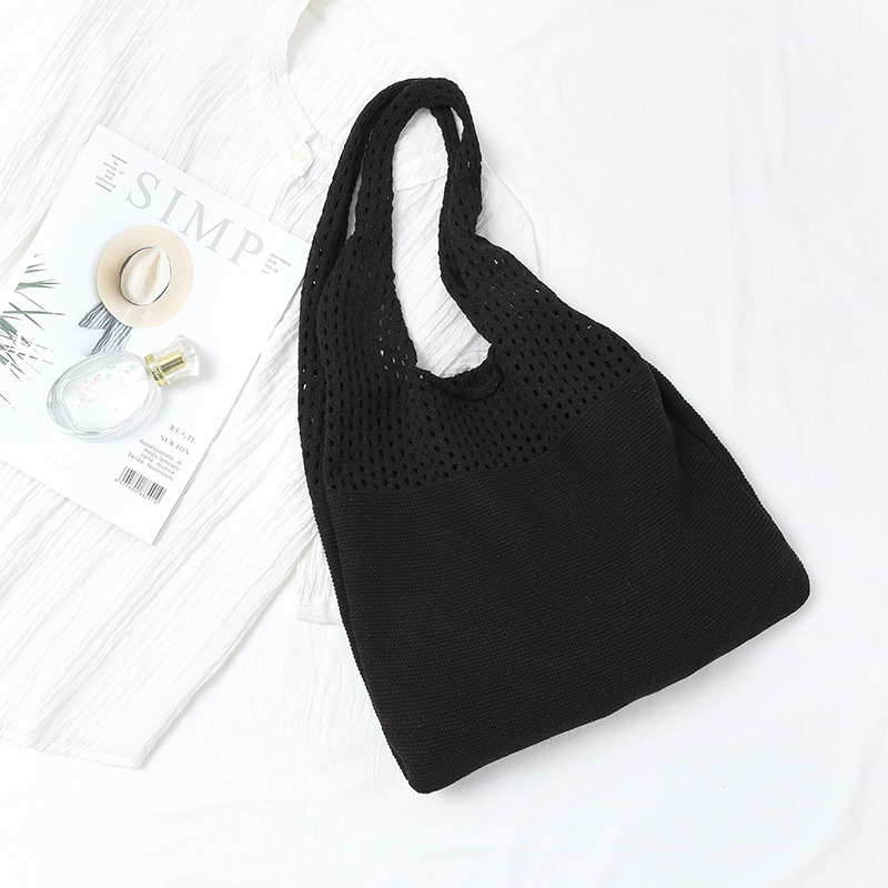 Kötött üreges mintázatú táska, ovális forma, nyitott tetejű, dupla vállpánt, gyapjúfonalból készült