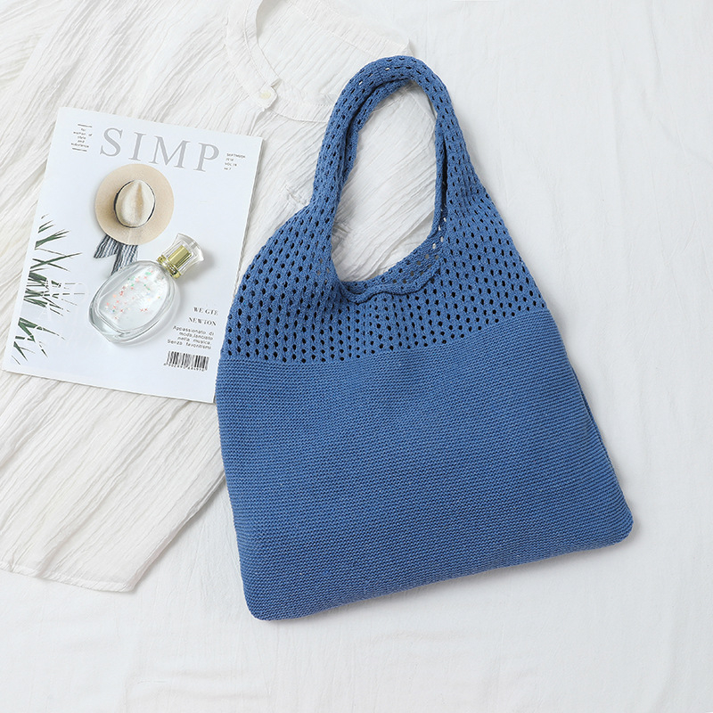 Kötött üreges mintázatú táska, ovális forma, nyitott tetejű, dupla vállpánt, gyapjúfonalból készült