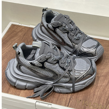 Női dad shoes platformos magasságnövelő cipő, retro casual sneaker; felsőrész: másodlagos marhabőr + műbőr + textil; belső PU; gumírozott talp; alacsony felső.