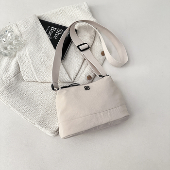 Geantă de umăr din nailon impermeabilă pentru femei - închidere cu fermoar, căptușeală din poliester, formă orizontală dreptunghiulară, buzunar pentru telefon, bretea simplă