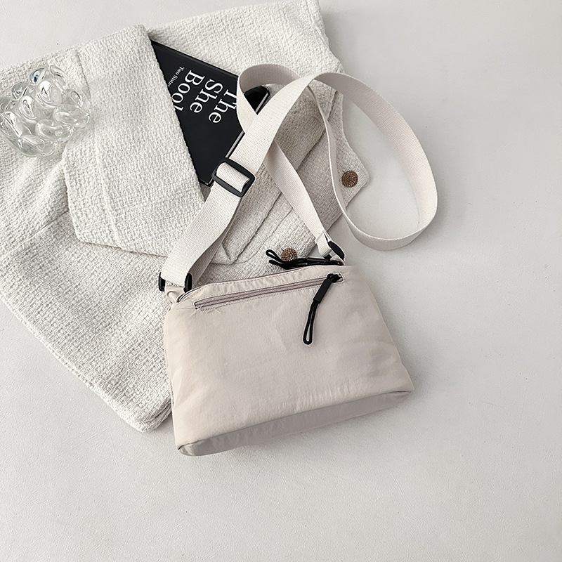 Geantă de umăr din nailon impermeabilă pentru femei - închidere cu fermoar, căptușeală din poliester, formă orizontală dreptunghiulară, buzunar pentru telefon, bretea simplă