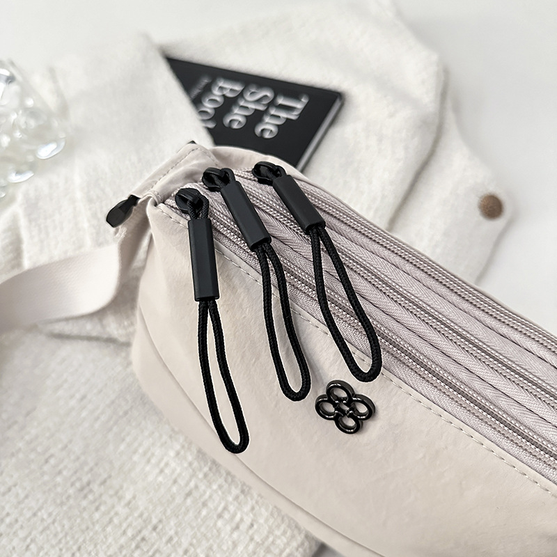 Geantă de umăr din nailon impermeabilă pentru femei - închidere cu fermoar, căptușeală din poliester, formă orizontală dreptunghiulară, buzunar pentru telefon, bretea simplă