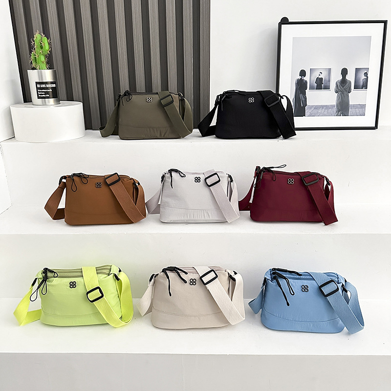 Geantă de umăr din nailon impermeabilă pentru femei - închidere cu fermoar, căptușeală din poliester, formă orizontală dreptunghiulară, buzunar pentru telefon, bretea simplă