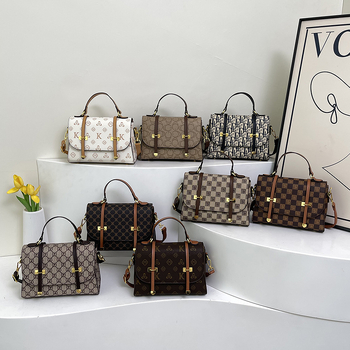 PU anyagú crossbody női táska, városi egyszerű stílus, horizontális négyzet alakú forma, fedél típusú zárás.