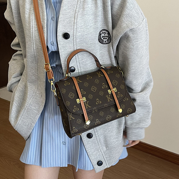 PU anyagú crossbody női táska, városi egyszerű stílus, horizontális négyzet alakú forma, fedél típusú zárás.