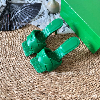 Moterų aukštakulnės šlepetės su avies odos viršumi ir pamušalu, stačiakampio nosies formos, padas iš veršienos sausgyslės, 2025 m. pavasaris