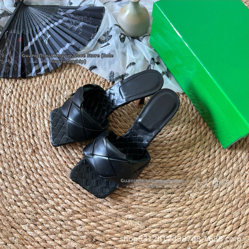 Moterų aukštakulnės šlepetės su avies odos viršumi ir pamušalu, stačiakampio nosies formos, padas iš veršienos sausgyslės, 2025 m. pavasaris