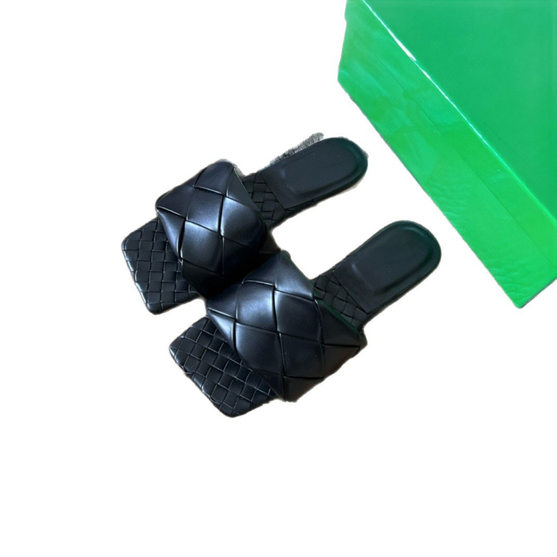 Moterų aukštakulnės šlepetės su avies odos viršumi ir pamušalu, stačiakampio nosies formos, padas iš veršienos sausgyslės, 2025 m. pavasaris