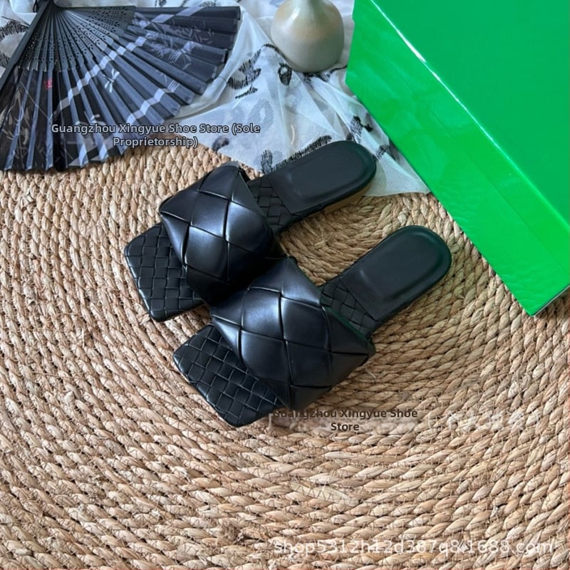 Moterų aukštakulnės šlepetės su avies odos viršumi ir pamušalu, stačiakampio nosies formos, padas iš veršienos sausgyslės, 2025 m. pavasaris