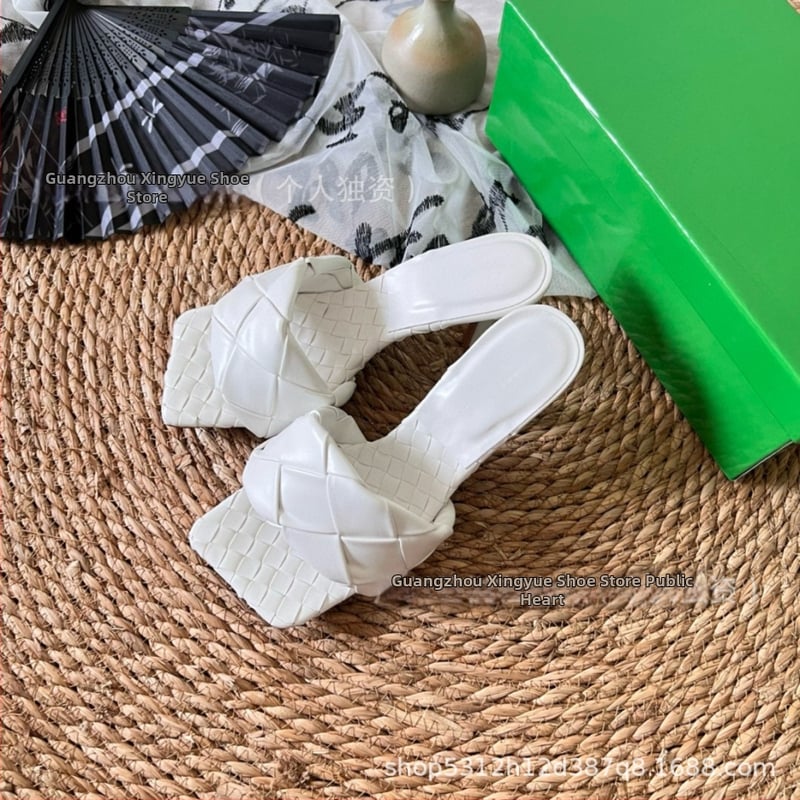 Moterų aukštakulnės šlepetės su avies odos viršumi ir pamušalu, stačiakampio nosies formos, padas iš veršienos sausgyslės, 2025 m. pavasaris