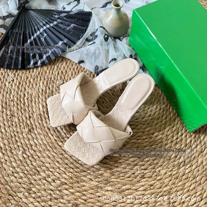 Moterų aukštakulnės šlepetės su avies odos viršumi ir pamušalu, stačiakampio nosies formos, padas iš veršienos sausgyslės, 2025 m. pavasaris