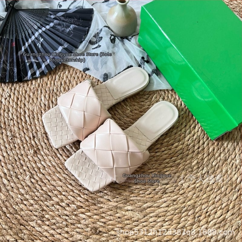 Moterų aukštakulnės šlepetės su avies odos viršumi ir pamušalu, stačiakampio nosies formos, padas iš veršienos sausgyslės, 2025 m. pavasaris