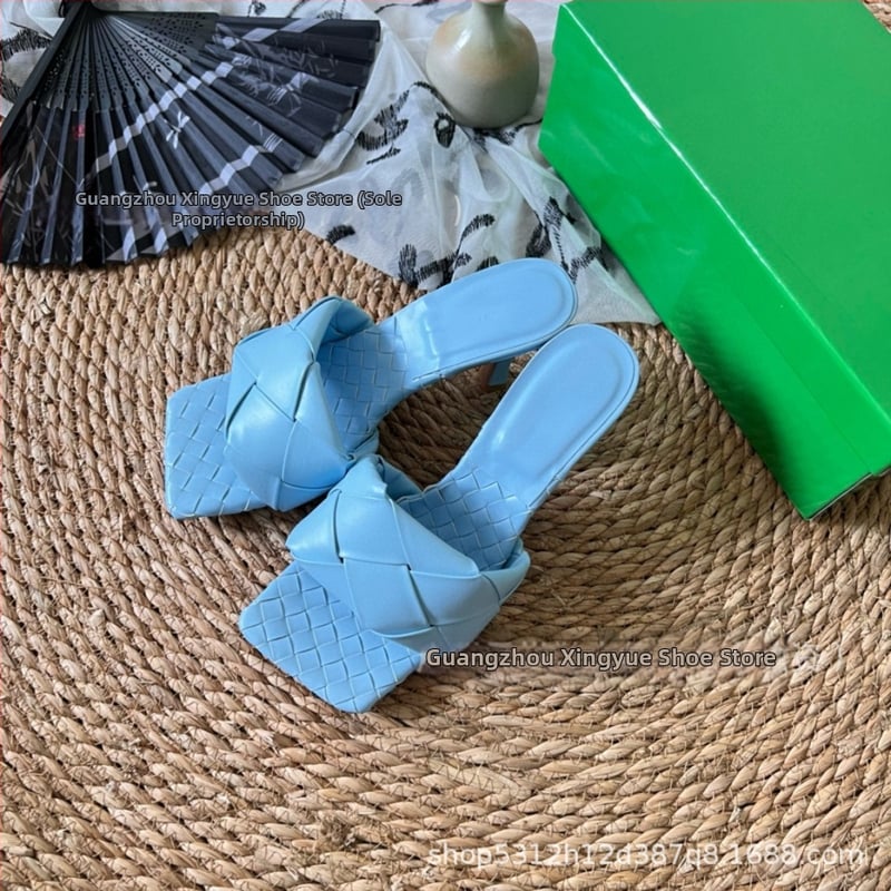 Moterų aukštakulnės šlepetės su avies odos viršumi ir pamušalu, stačiakampio nosies formos, padas iš veršienos sausgyslės, 2025 m. pavasaris