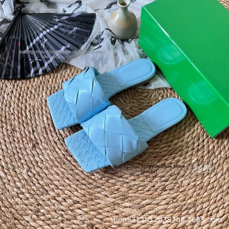 Moterų aukštakulnės šlepetės su avies odos viršumi ir pamušalu, stačiakampio nosies formos, padas iš veršienos sausgyslės, 2025 m. pavasaris