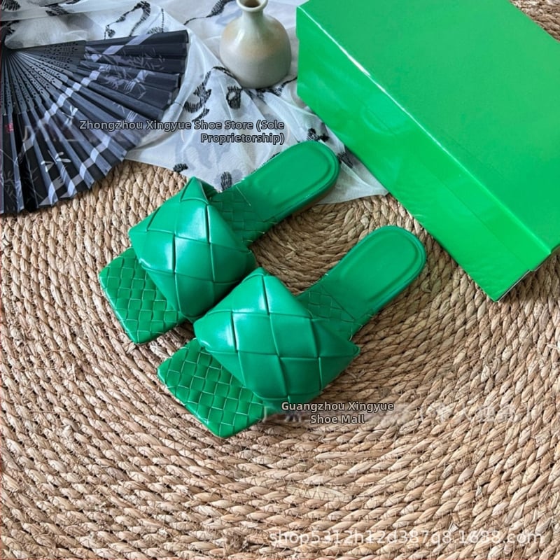 Moterų aukštakulnės šlepetės su avies odos viršumi ir pamušalu, stačiakampio nosies formos, padas iš veršienos sausgyslės, 2025 m. pavasaris