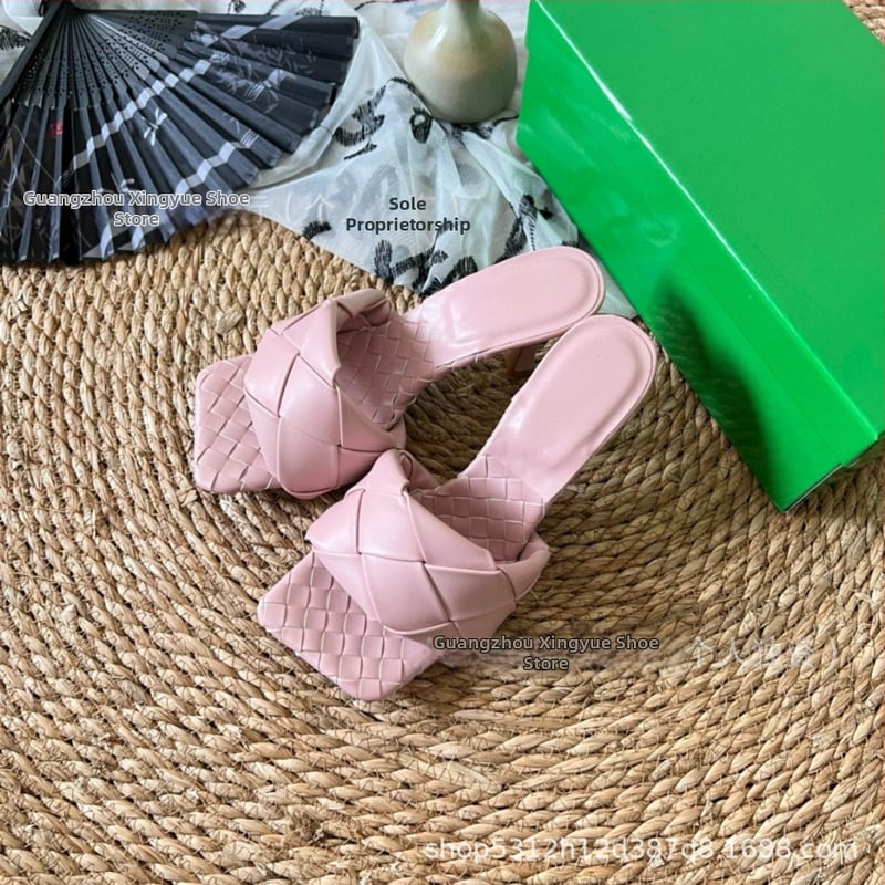 Moterų aukštakulnės šlepetės su avies odos viršumi ir pamušalu, stačiakampio nosies formos, padas iš veršienos sausgyslės, 2025 m. pavasaris