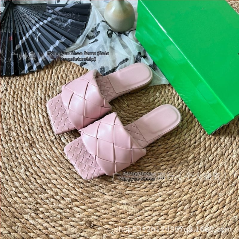 Moterų aukštakulnės šlepetės su avies odos viršumi ir pamušalu, stačiakampio nosies formos, padas iš veršienos sausgyslės, 2025 m. pavasaris