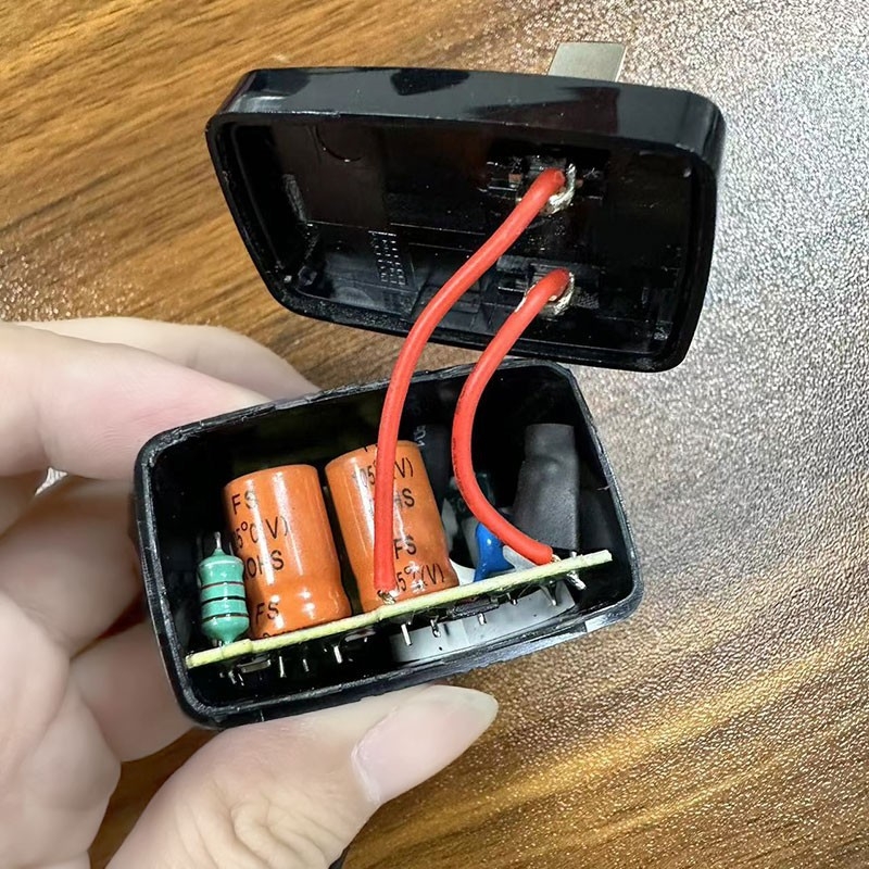 Magic Box strāvas adapters 5.2V 2.1A – modelis CYSW10-052210, Ieeja 100-240V, Izeja 5.2V