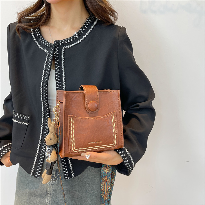PU crossbody bucket torba, magnetska kopča, vertikalni kvadratni oblik, trodimenzionalni dizajn