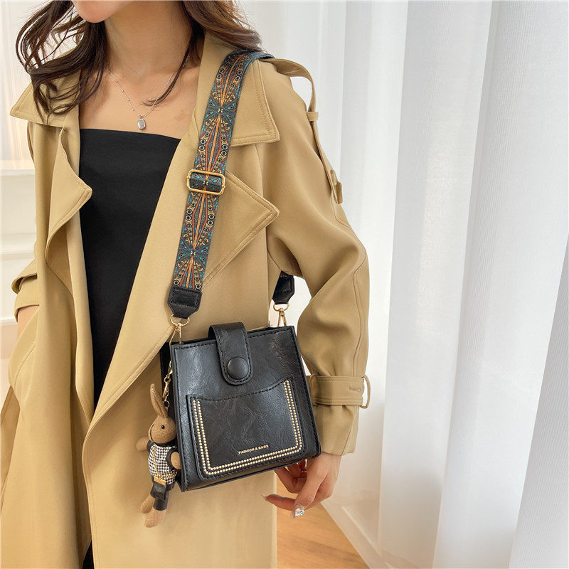 PU crossbody bucket torba, magnetska kopča, vertikalni kvadratni oblik, trodimenzionalni dizajn