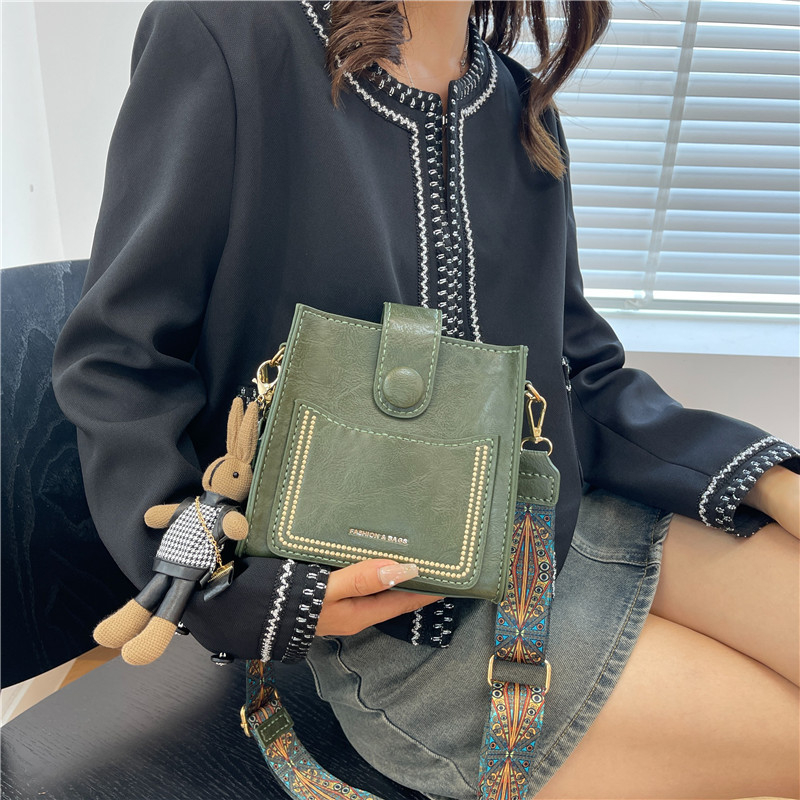 PU crossbody bucket torba, magnetska kopča, vertikalni kvadratni oblik, trodimenzionalni dizajn
