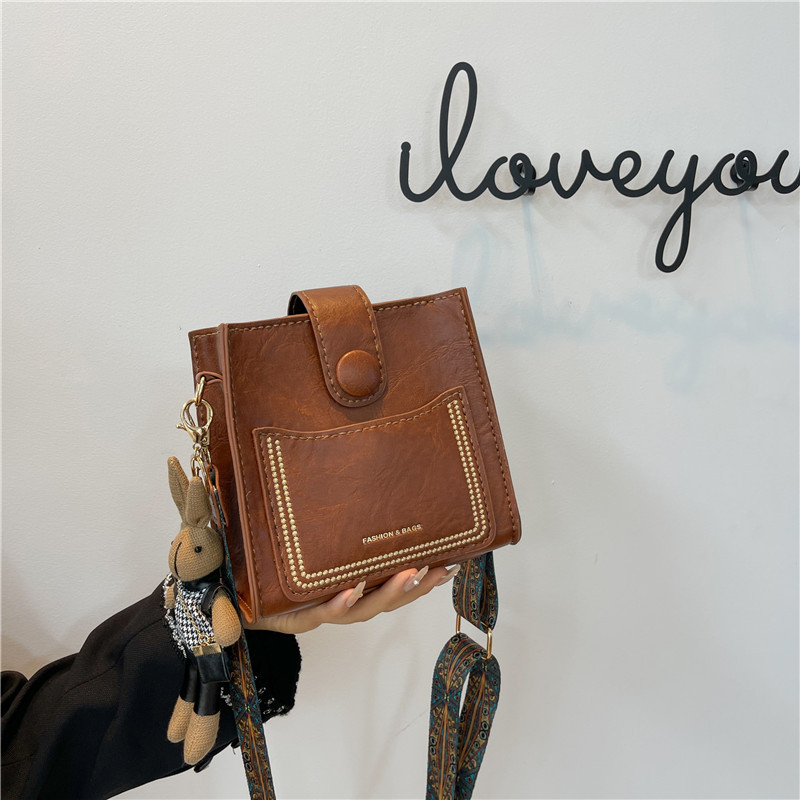 PU crossbody bucket torba, magnetska kopča, vertikalni kvadratni oblik, trodimenzionalni dizajn
