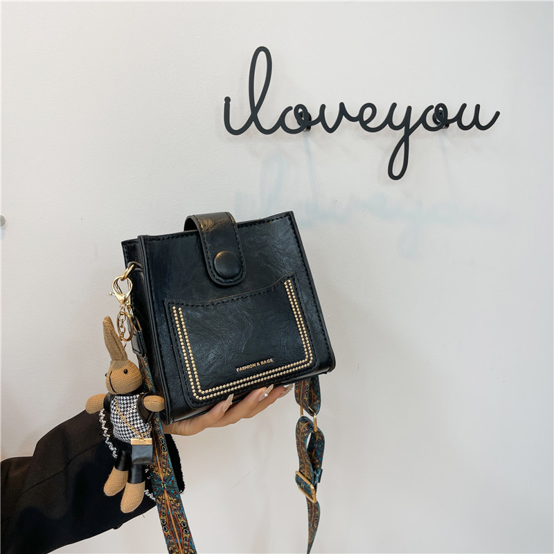 PU crossbody bucket torba, magnetska kopča, vertikalni kvadratni oblik, trodimenzionalni dizajn