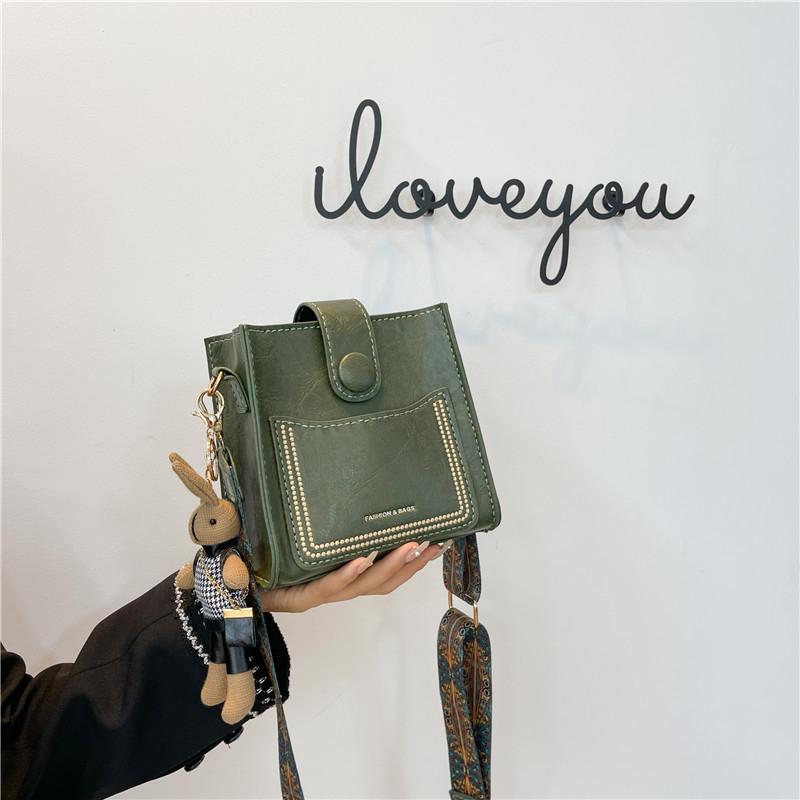 PU crossbody bucket torba, magnetska kopča, vertikalni kvadratni oblik, trodimenzionalni dizajn