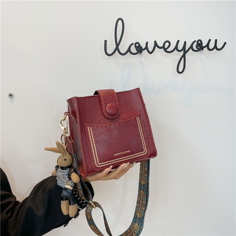 PU crossbody bucket torba, magnetska kopča, vertikalni kvadratni oblik, trodimenzionalni dizajn