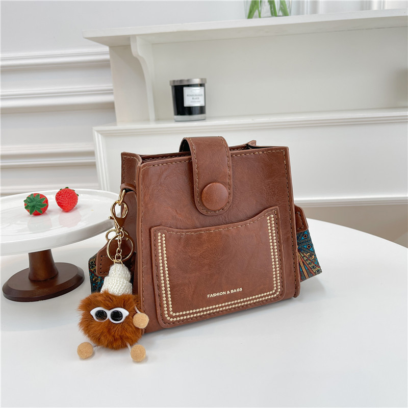 PU crossbody bucket torba, magnetska kopča, vertikalni kvadratni oblik, trodimenzionalni dizajn