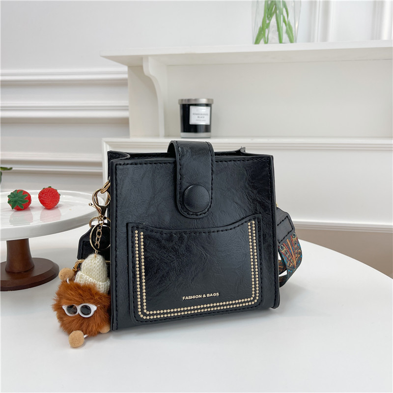 PU crossbody bucket torba, magnetska kopča, vertikalni kvadratni oblik, trodimenzionalni dizajn