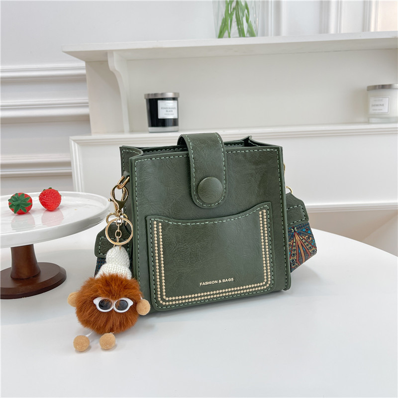PU crossbody bucket torba, magnetska kopča, vertikalni kvadratni oblik, trodimenzionalni dizajn