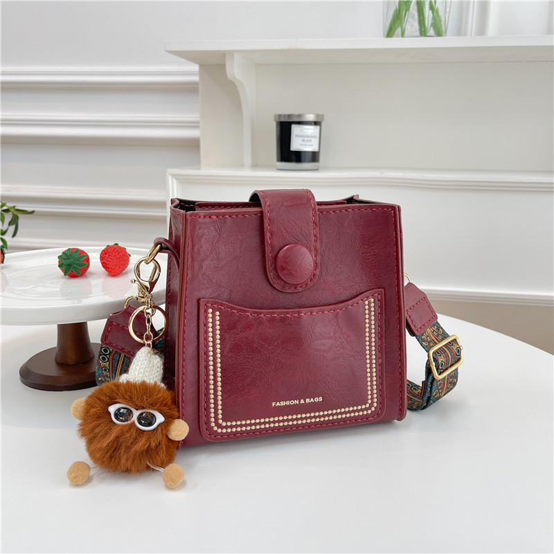 PU crossbody bucket torba, magnetska kopča, vertikalni kvadratni oblik, trodimenzionalni dizajn