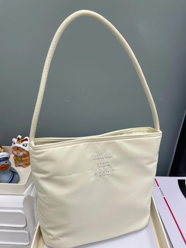 Bucket bag din nylon, stil urban minimalist, siluetă pătrată mică, formă orizontală pătrată, fermoar