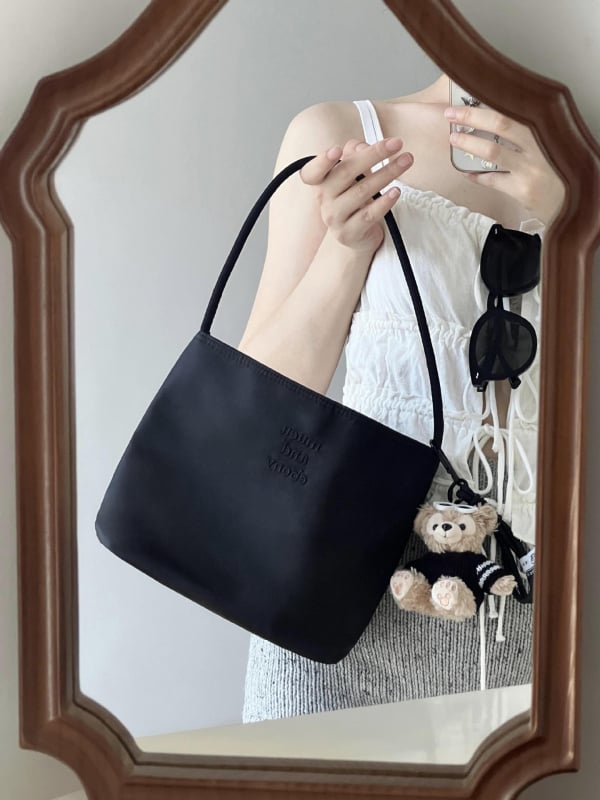 Bucket bag din nylon, stil urban minimalist, siluetă pătrată mică, formă orizontală pătrată, fermoar