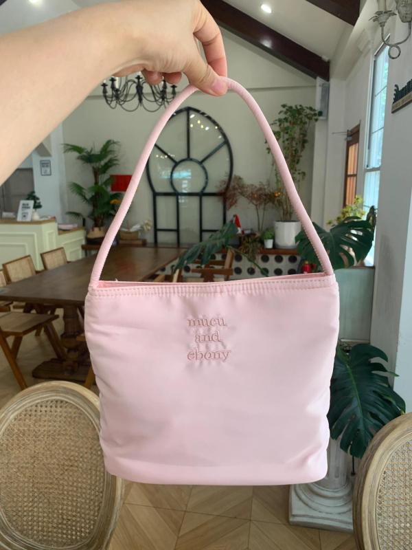 Bucket bag din nylon, stil urban minimalist, siluetă pătrată mică, formă orizontală pătrată, fermoar