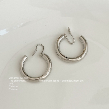 Meďové duté kruhové náušnice s geometrickým tvarom, elektroplatovaná úprava, vintage štýl, zapínanie s postou zo striebra 925