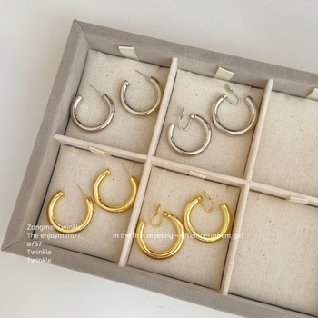 Meďové duté kruhové náušnice s geometrickým tvarom, elektroplatovaná úprava, vintage štýl, zapínanie s postou zo striebra 925