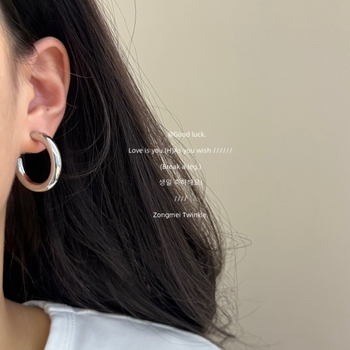 Meďové duté kruhové náušnice s geometrickým tvarom, elektroplatovaná úprava, vintage štýl, zapínanie s postou zo striebra 925