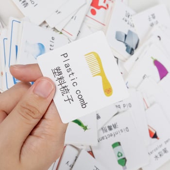 Detská sada hier na triedenie odpadu — 108 kariet, PP materiál, balenie v farebnej krabičke, stolný odpadkový kôš rekvizita pre predškolské vzdelávanie, vek 4–6 rokov