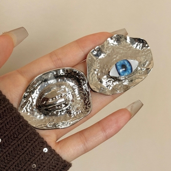 Náušnice zliatiny s elektroplátovaným povrchom, 925 striebro, chic štýl (Materiál: zliatina; Povrch: elektroplátovanie; Ušné trubičky: 925 striebro; Štýl: chic; Vydanie: Zima 2025)