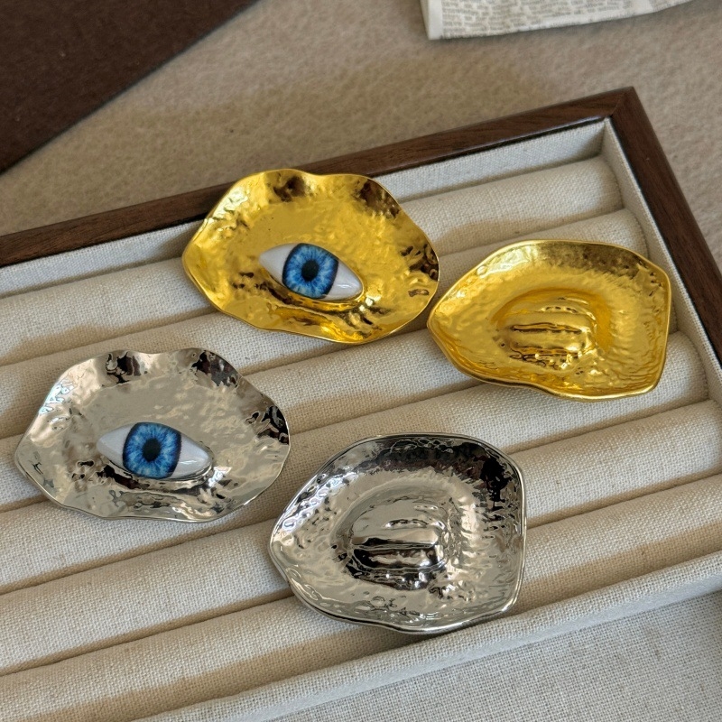 Náušnice zliatiny s elektroplátovaným povrchom, 925 striebro, chic štýl (Materiál: zliatina; Povrch: elektroplátovanie; Ušné trubičky: 925 striebro; Štýl: chic; Vydanie: Zima 2025)